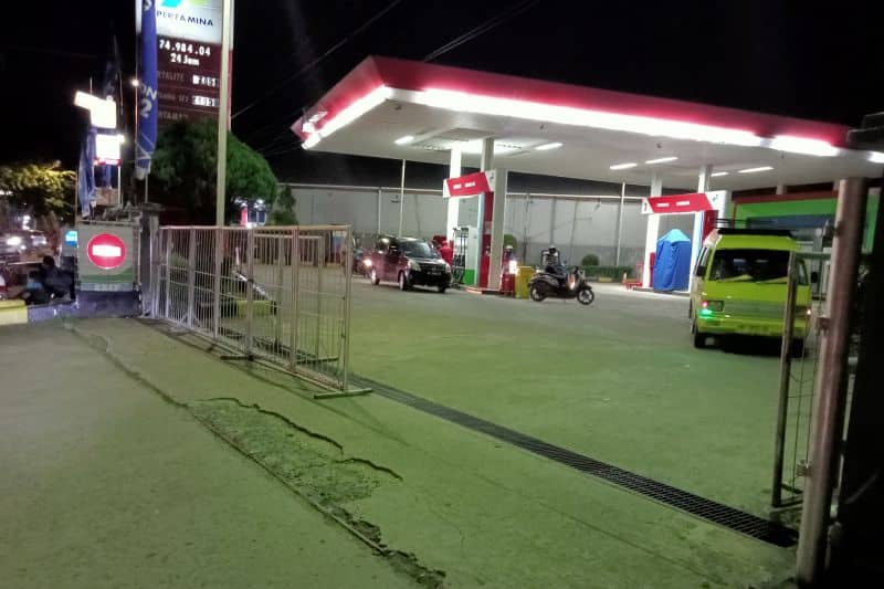 Suasana SPBU di kota Sorong , Papua Barat, Jumat (5/11) malam yang sepi karena kebiasaan BBM