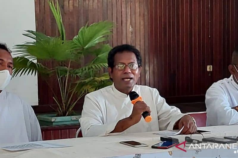 Pastor Dominikus Dulione Hodo Pr didampingi Pastor Amandus Rahadat Pr dan Pastor Agustinus S Elmas Pr saat memberikan keterangan pers, di Rumah Transit Bobaigo, Keuskupan Timika, Minggu (31/10/2021)