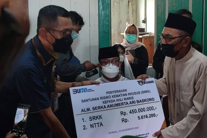 Asabri memberikan santunan kepada ahli waris prajurit TNI Sertu Ari Baskoro yang gugur akibat serangan Kelompok Kriminal Bersenjata (KKB) di Koramil Suru-Suru Kabupaten Yahukimo, Papua.