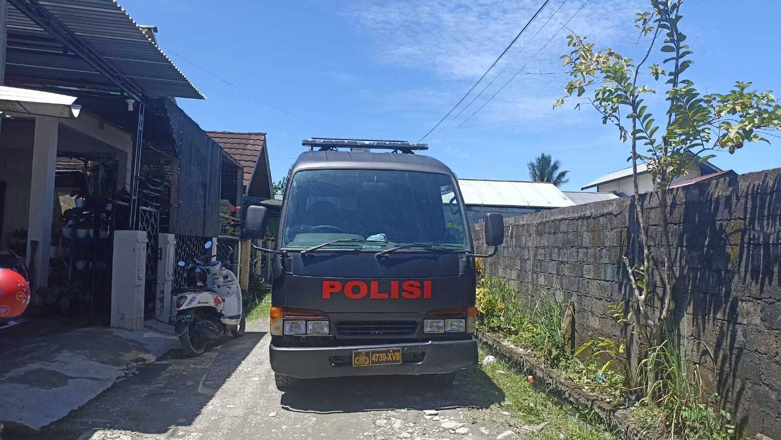 Polisi olah TKP di tempat pelemparan bom molotov.