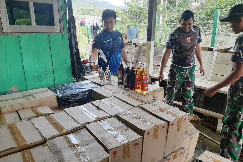 Minuman keras selundupan yang ditahan anggota Kodim Jayawijaya.
