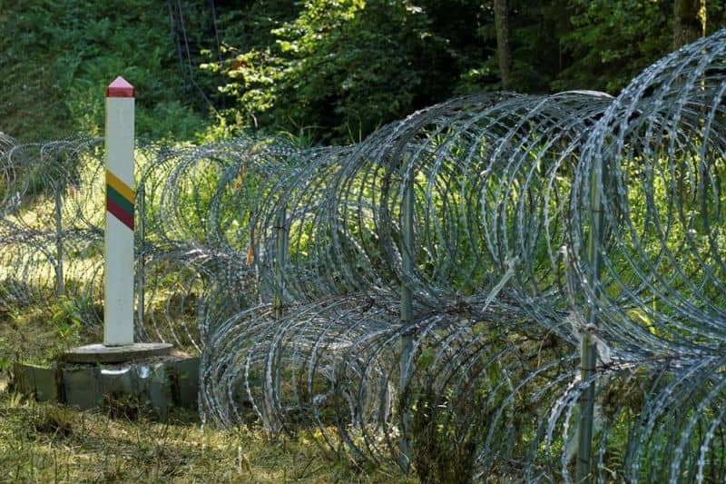 Penghalang kawat berduri yang dipasang di perbatasan dengan Belarus di Druskininkai, Lithuania, Juli 2021
