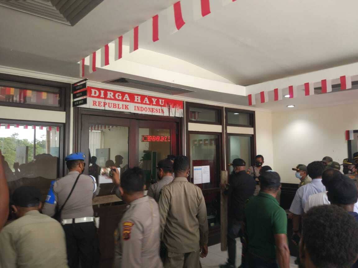 Polisi membuka palang lantai 3 Kantor Bupati Mimika.
