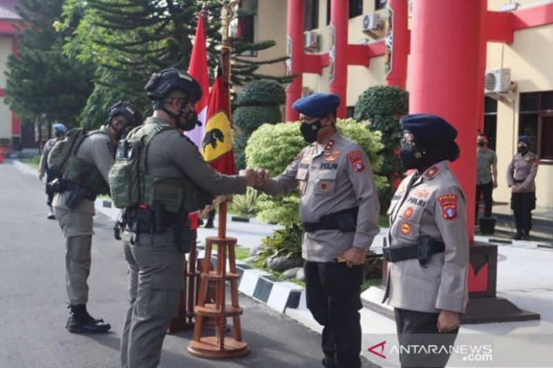 Kapolda Kalteng Irjen Pol Nanang Avianto melepas ratusan personel Brimob Polda setempat untuk diberangkatkan ke Jakarta dan akan diperbantukan ke Papua saat berada di Lapangan Barigas Polda setempat, Palangka Raya, Senin (13/12/2021).