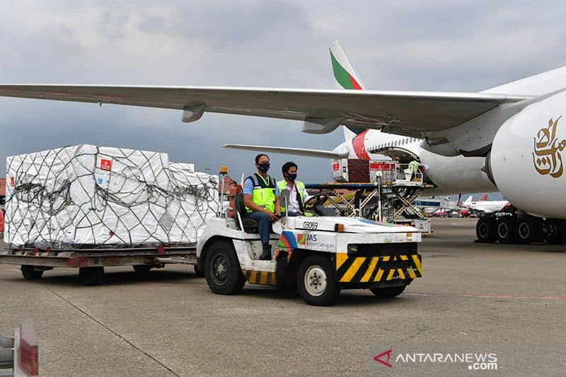 Petugas kargo membawa boks berisi vaksin AstraZeneca tahap ke-162 setibanya di tanah air pada Senin (20/12/2021)