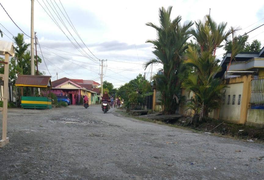 Jalan Anggrek yang belum pernah diperbaiki.