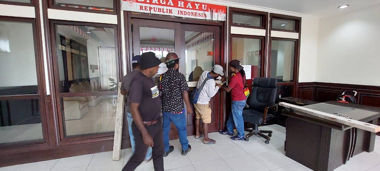 FPHS menyegel lantai tiga kantor Bupati Mimika.