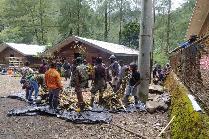 Personel TNI/Polri bersama hadir acara tradisi bakar batu warga kampung Banti Tembagapura Kabupaten Mimika Papua menyambut Natal dan Tahun Baru 2022.