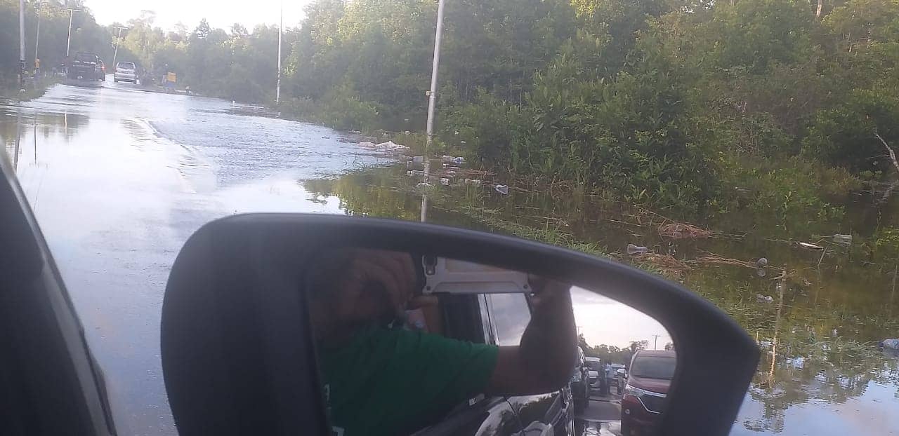 Antrian mobil akibat banjir rob menggenangi ruas jalan Pomako.