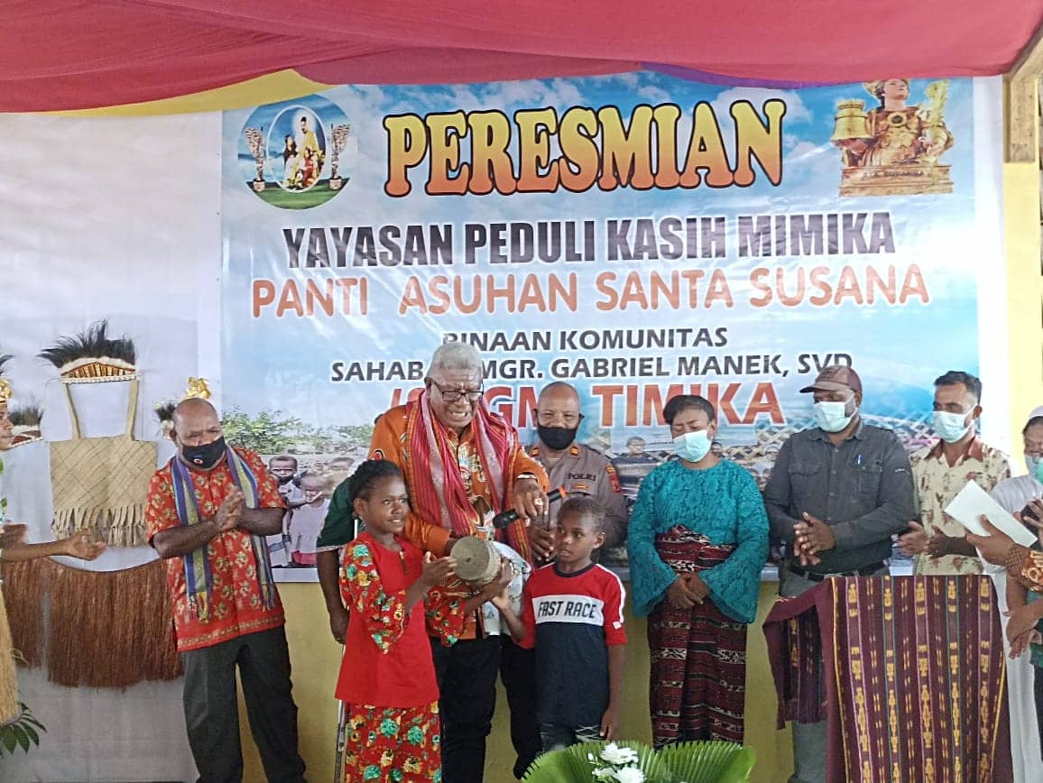 Wabup Mimika, Johannes Rettob bersama anak-anak Panti Asuhan Santa Susana.