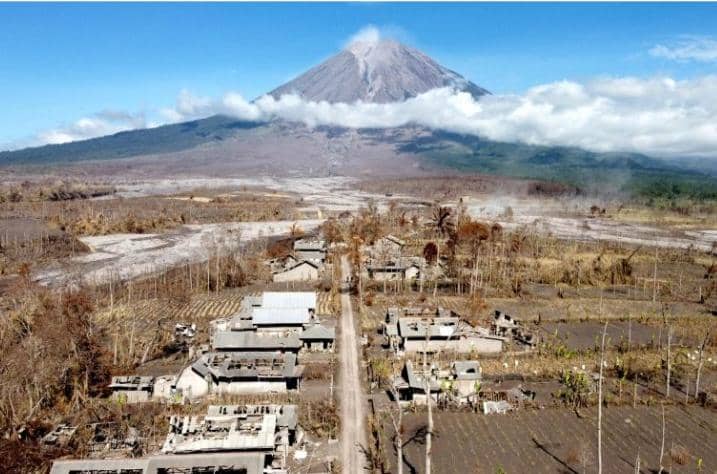 Foto udara kondisi rumah warga yang terdampak awan panas guguran Gunung Semeru di Curah Koboan, Pronojiwo, Lumajang, Jawa Timur, Senin (13/12/2021). 