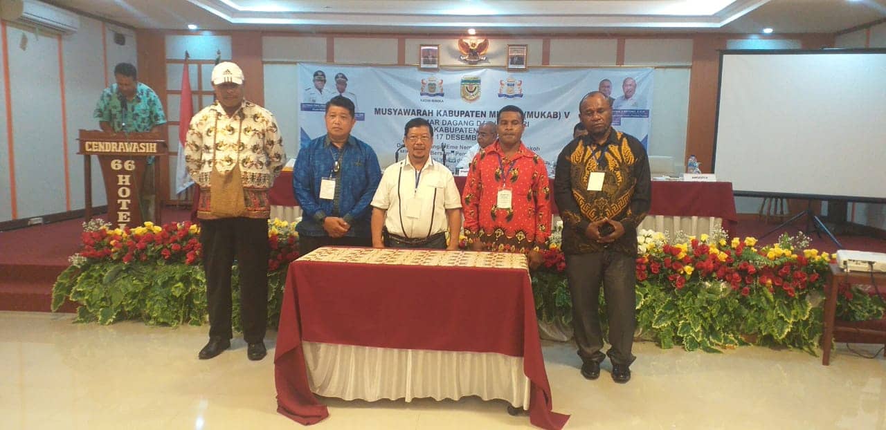 Ketua Kadin Mimika periode 2021-2026, Abraham Raweyai bersama pengurus inti.