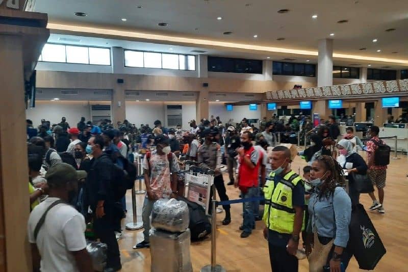 Calon penumpang yang memadati bandara Sentani , Kabupaten Jayapura, Papua, guna menjalankan libur Natal dan Tahun Baru 2022