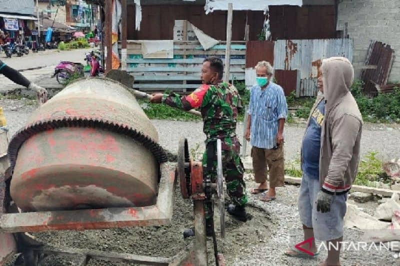 Personel Kodim 1710/Mimika Serma Sukirman bersama warga membangun drainase untuk mencegah banjir saat hujan