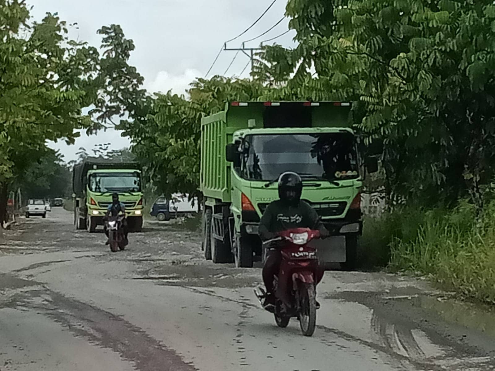 Jalan mayon yang rusak