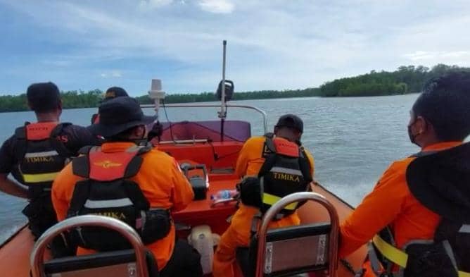 Tim SAR melakukan pencarian para korban.