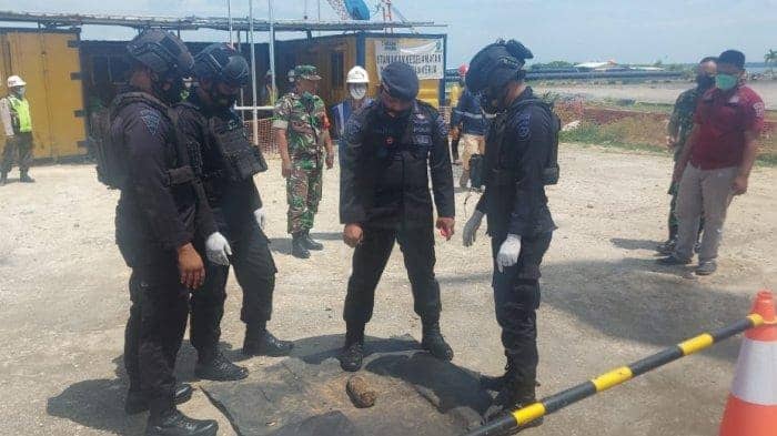 Aparat sedang mengamankan TKP temuan bom
