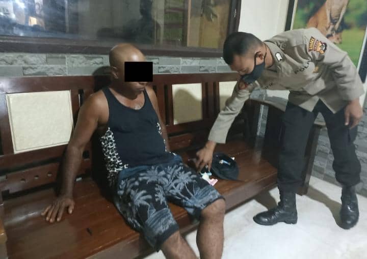 Pelaku saat diamankan di Polsek Miru.