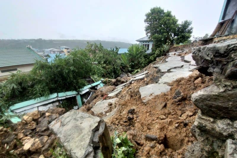 Material longsor dari pondasi pagar bangunan rumah ibadah menimpa dua rumah warga di kelurahan Sanggeng Manokwari Barat kabupaten Manokwari Papua Barat, Jumat (3/12/2021).