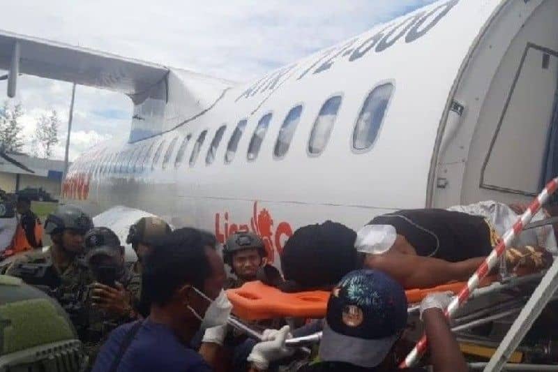 Temianus Magayang saat dievakuasi ke Jayapura untuk dirawat akibat luka tembak yang dideritanya