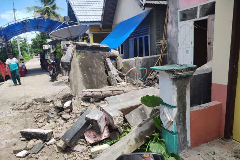 Kerusakan bangunan akibat gempa Laut Flores berkekuatan magnitudo (M) 7,4, Selasa (14/12/2021)