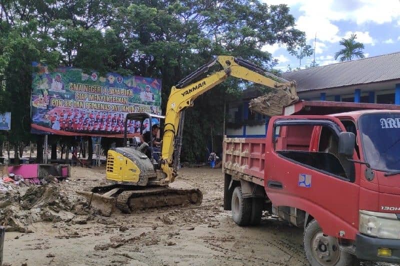 Pembersihan SMA Negeri 4 Entrop, Jayapura yang merupakan salah satu kawasan terparah saat banjir melanda, Jumat (7/1).