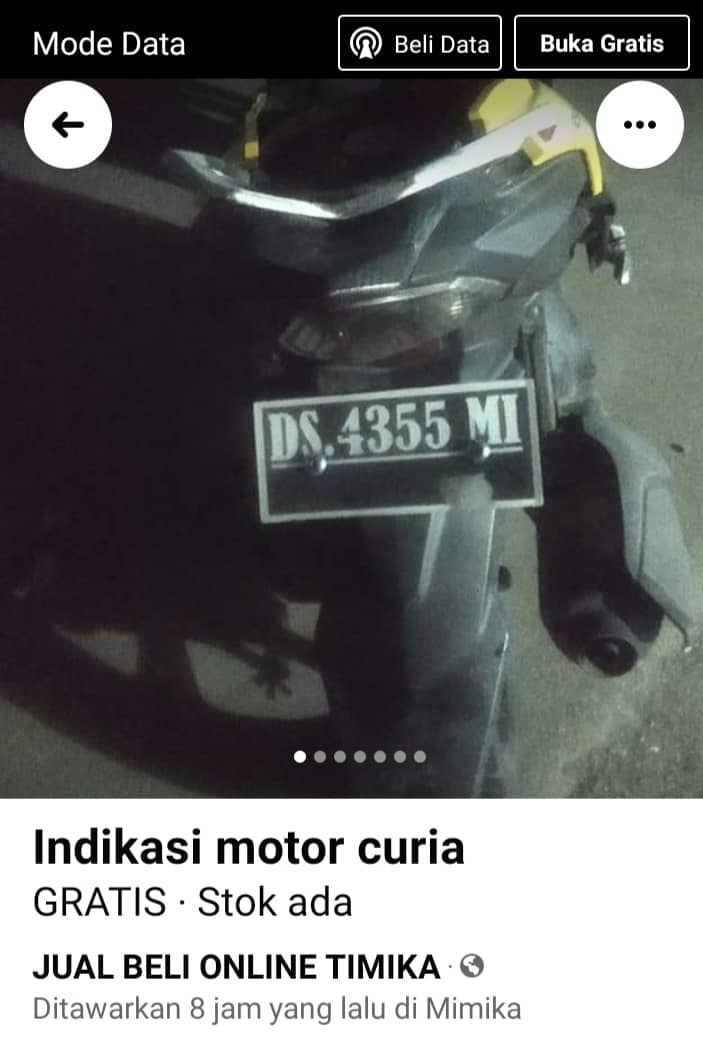 Sepeda motor yang terparkir di halaman Masjid Arrahman