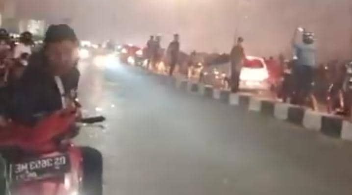 Padatnya arus lalu lintas pada malam pergantian tahun di Kota Timika.