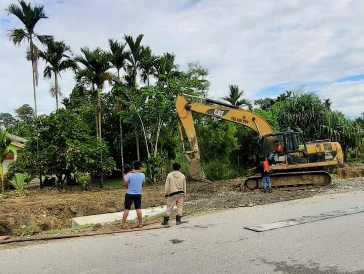 Eksavator sedang mengerjakan proyek pelebaran Jalan Cenderawasih. Foto Selasa (4/1/2022) pagi.