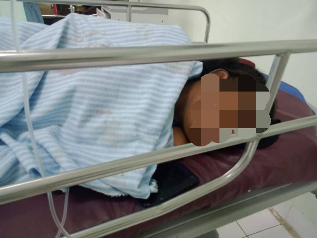 FT sedang terbaring lemas di area Pasar Sentral Timika.