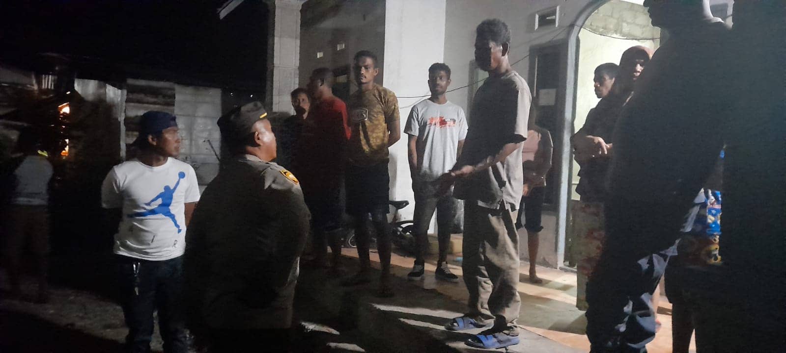 Polisi saat mendatangi TKP di Jalan Bougenville