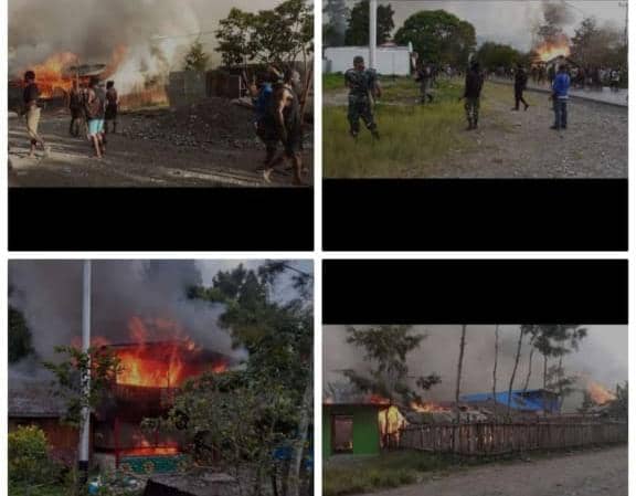 Rumah yang dibakar massa.