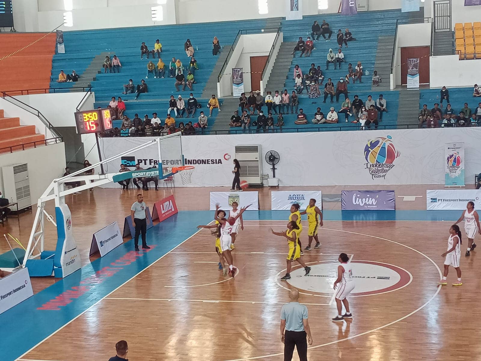 Suasana laga final putri IBL Serises Timika, Tsunami versus Kalaburin di MSC Timika. Selasa (11/1/2022).