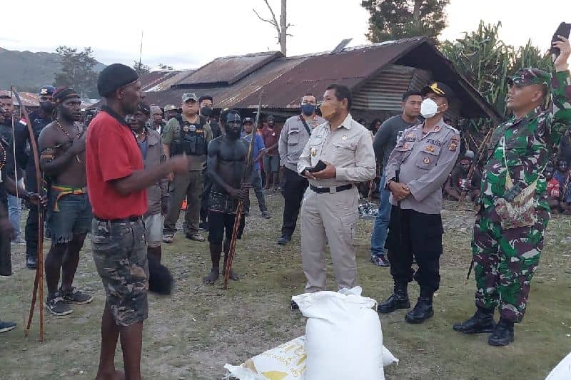 Bupati Jayawijaya Jhon Banua, Bupati Lanny Jaya Befa Yigibalom dan Bupati Nduga Wentiu Nimiangge bersama jajaran aparat keamanan TNI/Polri memberikan bantuan sembako untuk percepatan penyelesaian konflik antarwarga