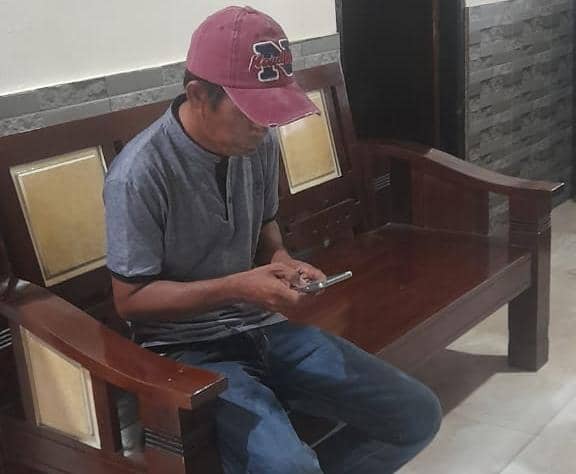Ridwan saat melapor ke Polsek Miru.