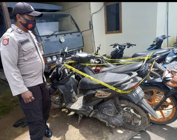 Sepeda motor yang ditemukan di semak-semak