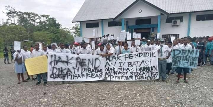 Para pelajar gabungan menggelar aksi demonstrasi di Dinas Pendidikan Yahukimo menolak gedung sekolah mereka ditempati Brimob.