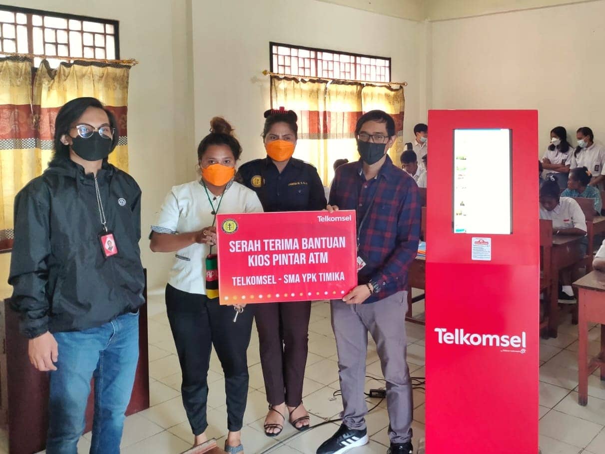 Telkomsel menyerahkan Telkomsel Digital Library KIPIN kepada SMA YPK Timika pada Selasa (18/1) pekan lalu.