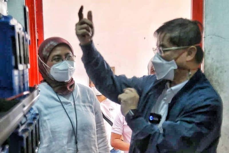 Vice President Network Service Management Area Jawa Bali Juanita Erawati (kiri) ketika melakukan pengecekan jaringan di salah satu site di wilayah Surabaya belum lama ini.