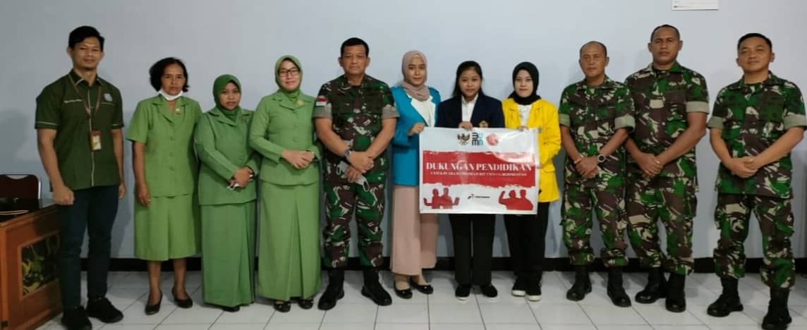 Penyerahan bantuan dukungan pendidikan dari Pertamina Foundation.