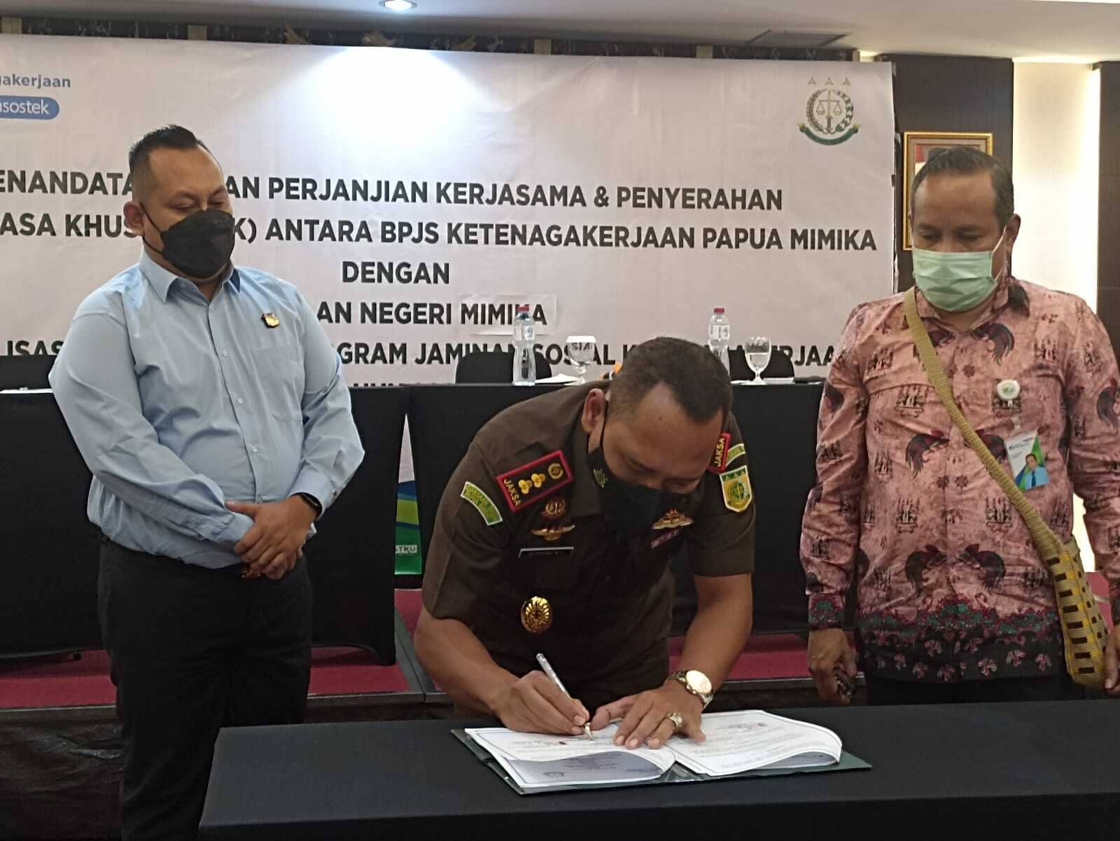 Foto: Febri. Kajari Mimika saat menandatangani Surat Kuasa Khusus dari BPJS Ketenagakerjaan.