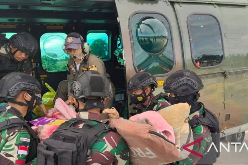 Dua korban penembakan oleh kelompok bersenjata di Ilaga, Kabupaten Puncak, Papua, dipindahkan ke Timika memakai helikopter EC-725 Caracal TNI AU, Senin (21/2/2022) pagi