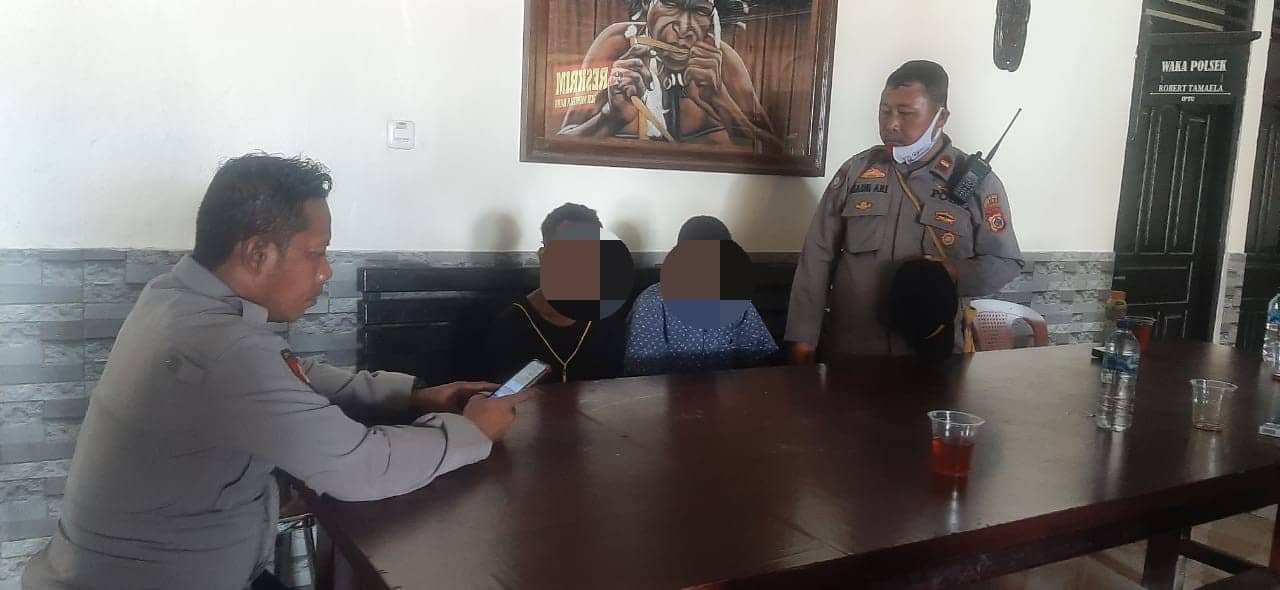 Dua remaja pelaku pelemparan saat dimintai keterangan.