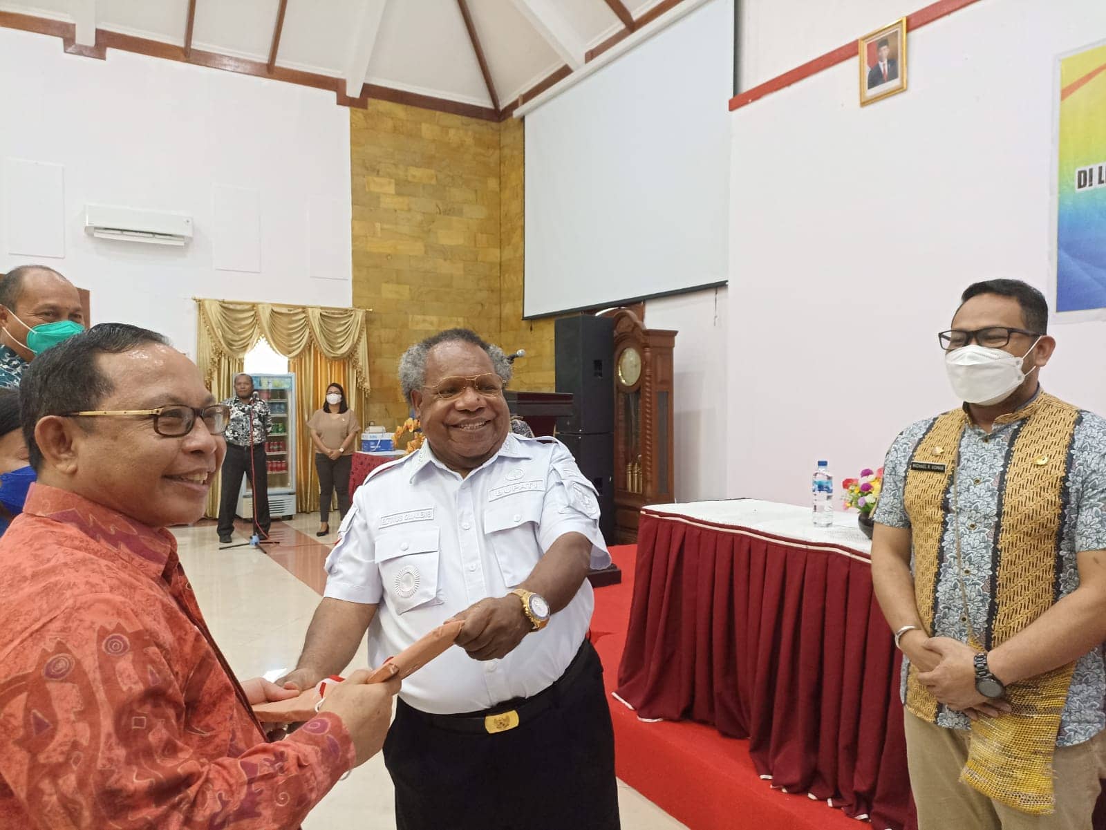 Bupati Mimika Eltinus Omaleng menyerahkan DPA kepada pimpinan OPD.