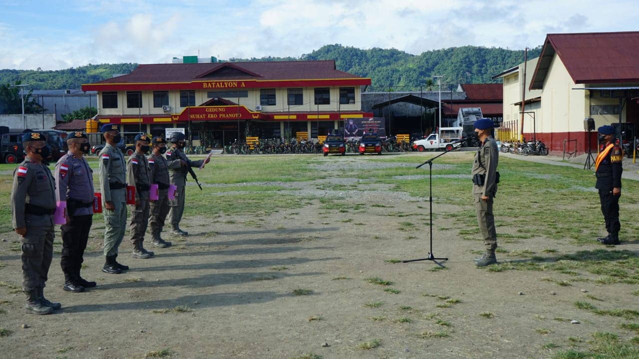 Wadansat Papua saat memimpin apel bendera gabungan