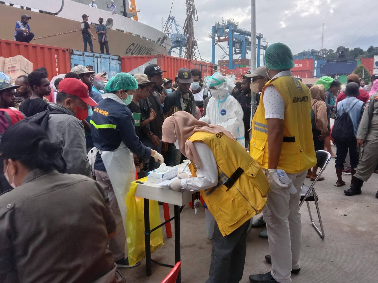 Foto: HSB Tim Satgas Covid-19 Kota Jayapura saat melakukan tes rapid antigen sebagai bagian dari operasi yustisi.