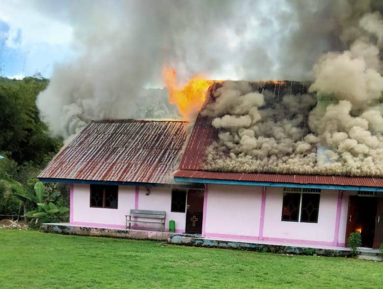 Gedung gereja saat terbakar