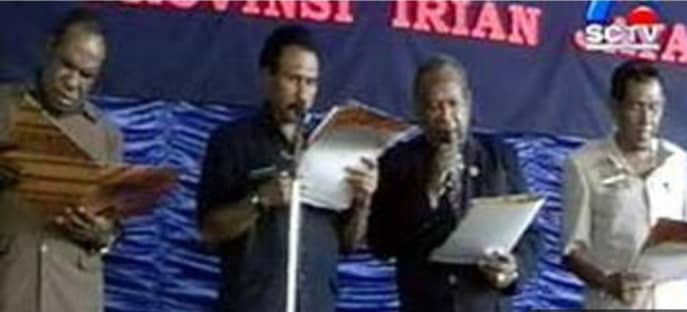Foto: Dok.SCTV Ketua DPRD Kabupaten Paniai, Naftali Ogi, Bupati Yapen Waropen Phillips Wona, dan Ketua DPRD Kabupaten Mimika (Alm) Andreas Ubertus Anggaibak saat pembacaan deklarasi Pemekaran Provinsi Irian Jaya Tengah di Gedung Graha Tatadisantara (Graha TDS).