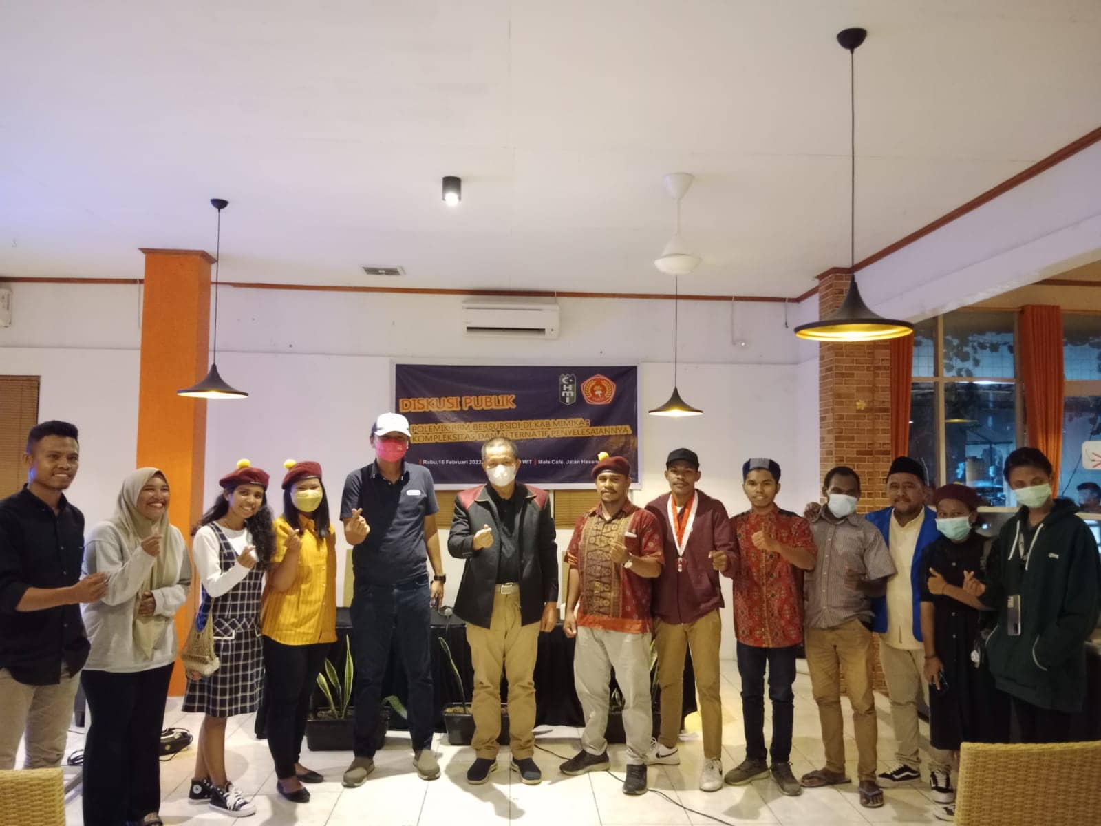 Para mahasiswa foto bersama usai diskusi dinyatakan batal.