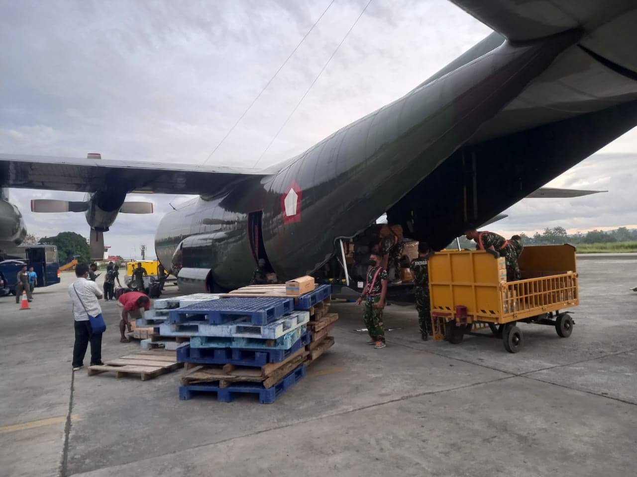 tampak terlihat sejumlah minyak goreng yang tiba Di Lanud Silas Papare